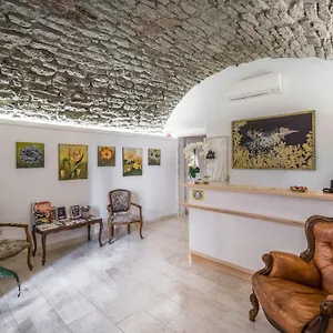 Queen House Hotel